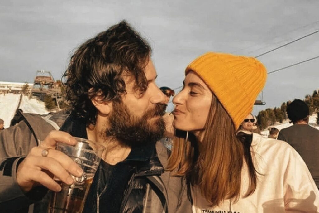 Carolina Sansoni: I Dettagli su Età, Altezza, Marito e Successo Finanziario 2 L'Amore di Carolina Sansoni e Tommaso Paradiso: Una Storia Iniziata nel 2017